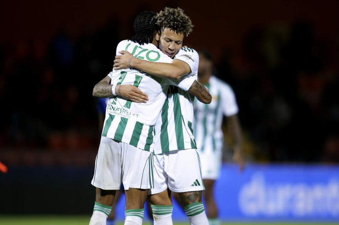 Jogadores do Rio Ave celebram momento no jogo