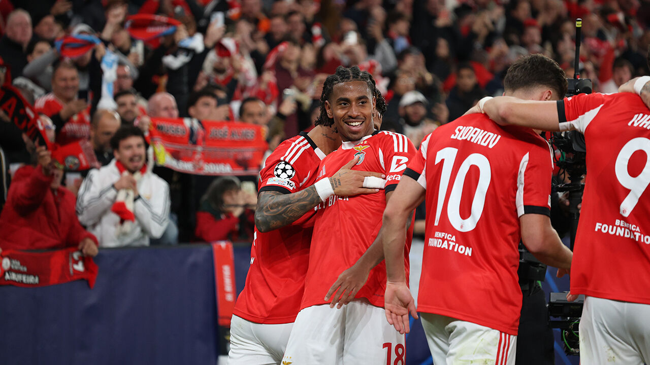 Jogadores do Benfica celebram em campo com o apoio dos adeptos nas bancadas