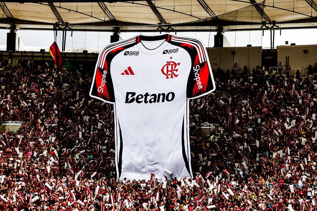 No Maracanã, os adeptos exibem com orgulho a camisola do Flamengo, com o logótipo da Betano em destaque