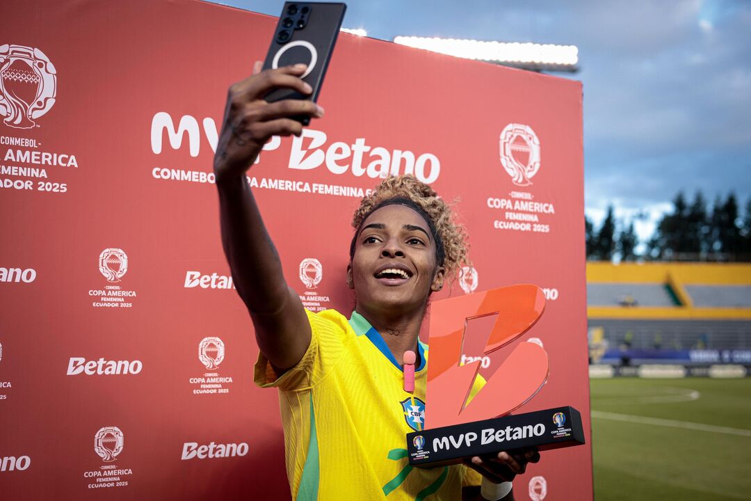 A brasileira Luany celebra o prémio MVP Betano durante um jogo da CONMEBOL Copa América Feminina 2025™