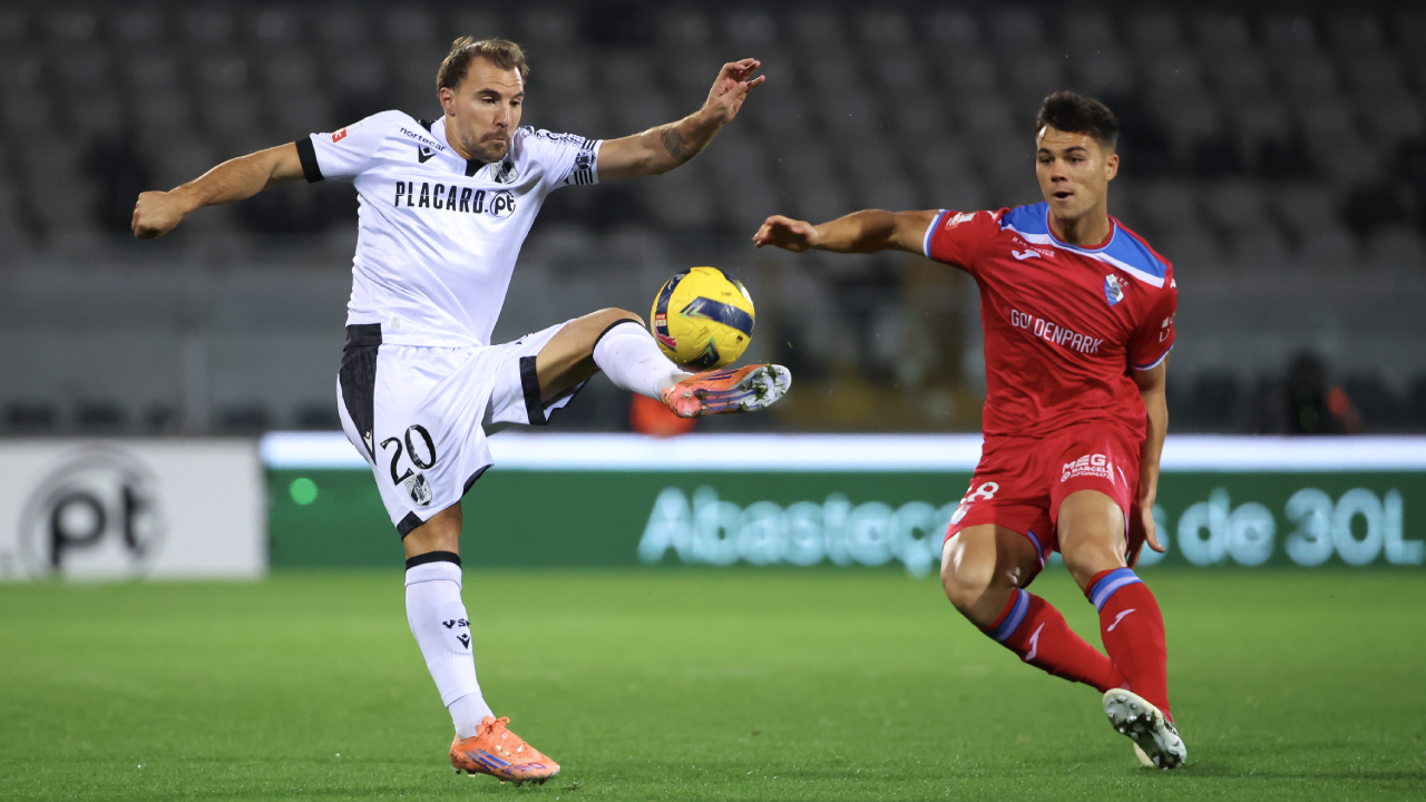 Antonio Espigares (à direita) disputa a posse de bola com Samu (à esquerda)