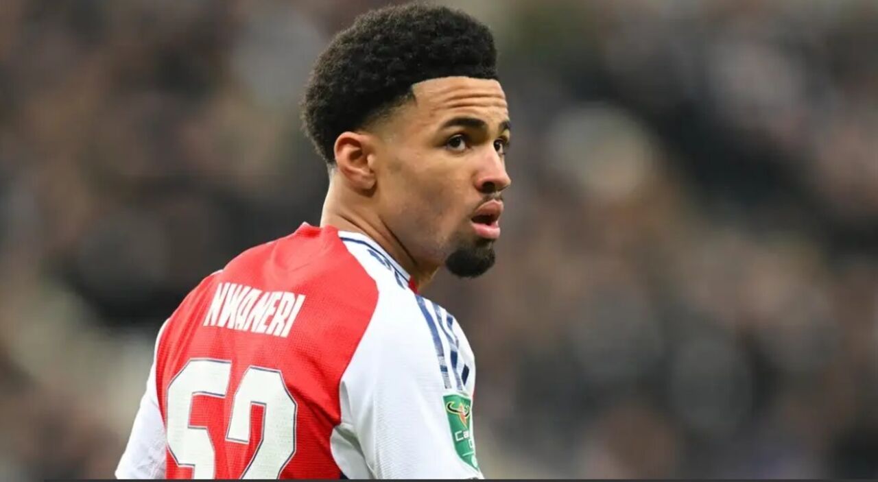 Ethan Nwaneri, alvo do Manchester United, com futuro incerto no Arsenal