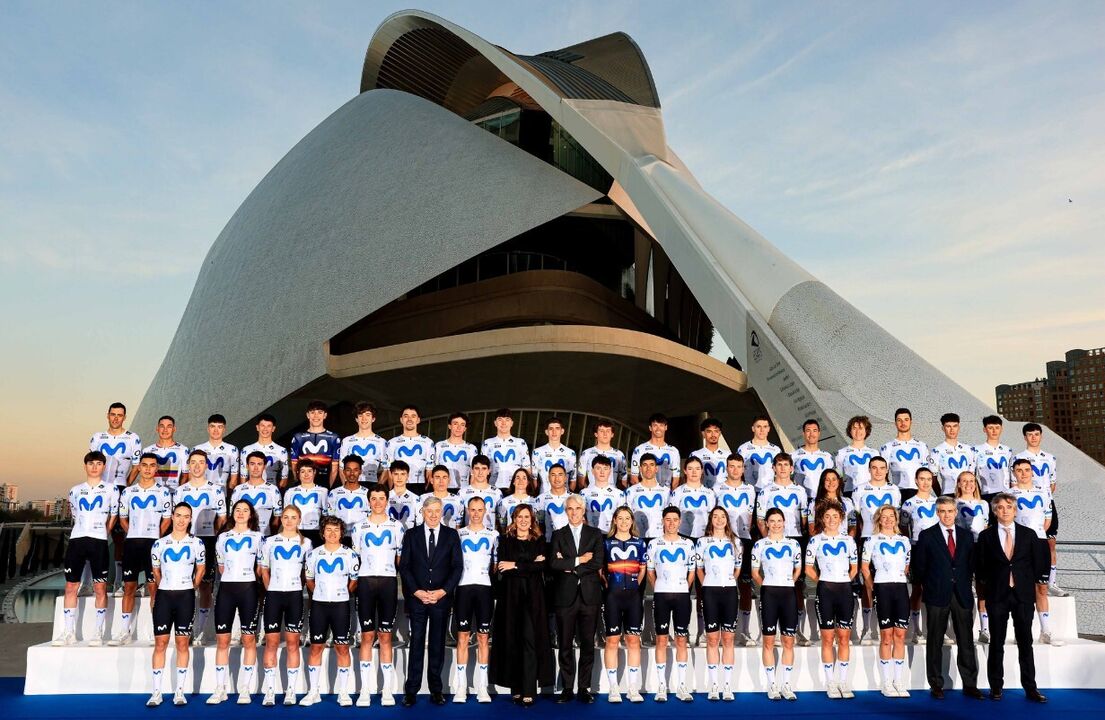 Equipa de ciclismo Movistar posa em Valência com gestores