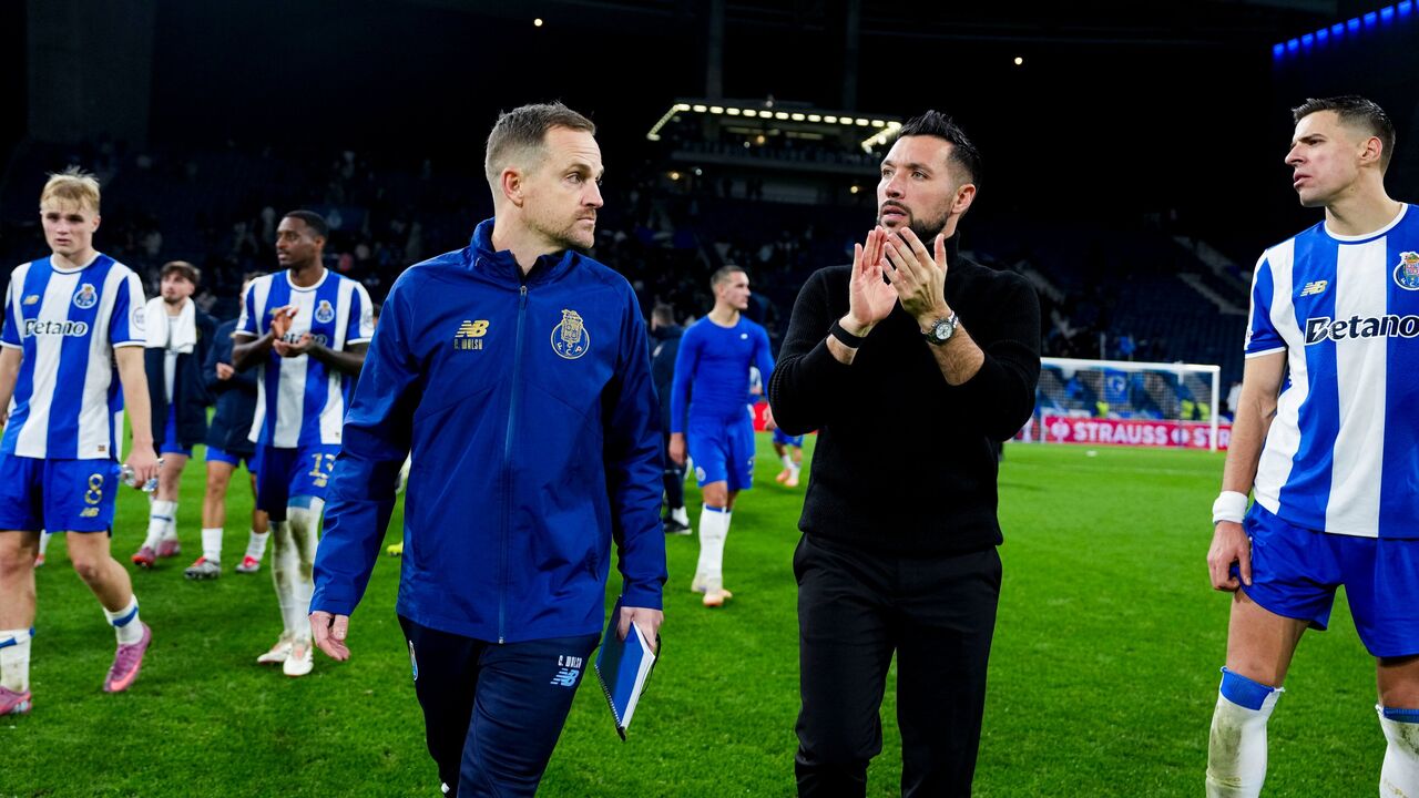 Francesco Farioli aplaude os adeptos no final do jogo com o Malmö