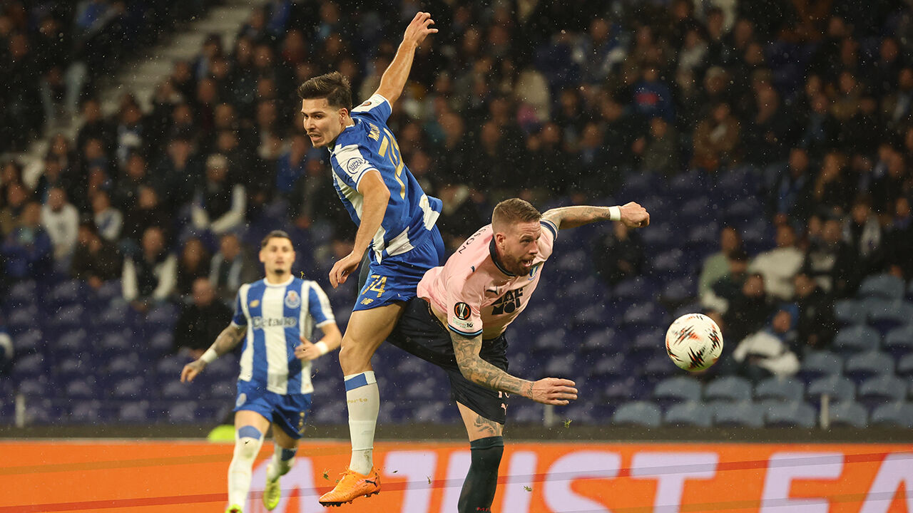 Momento de disputa de bola entre jogadores do FC Porto e do Malmö