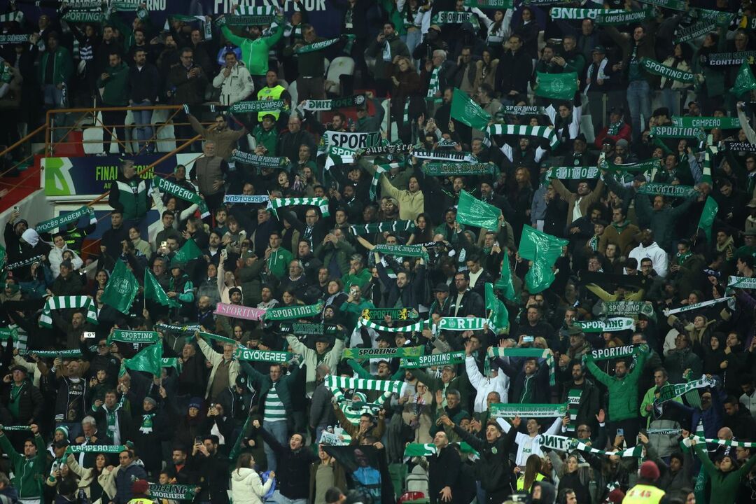 Adeptos do Sporting apoiam equipa na final four da Allianz Cup, em Leiria
