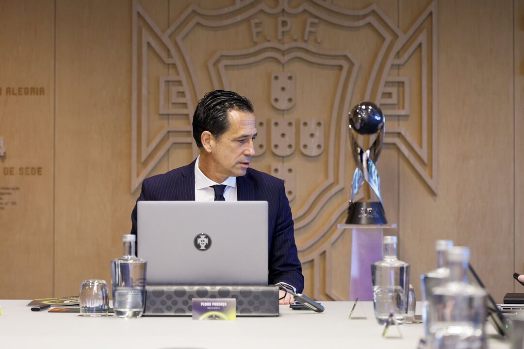 Pedro Proença ao lado do troféu de campeão do mundo de sub-17