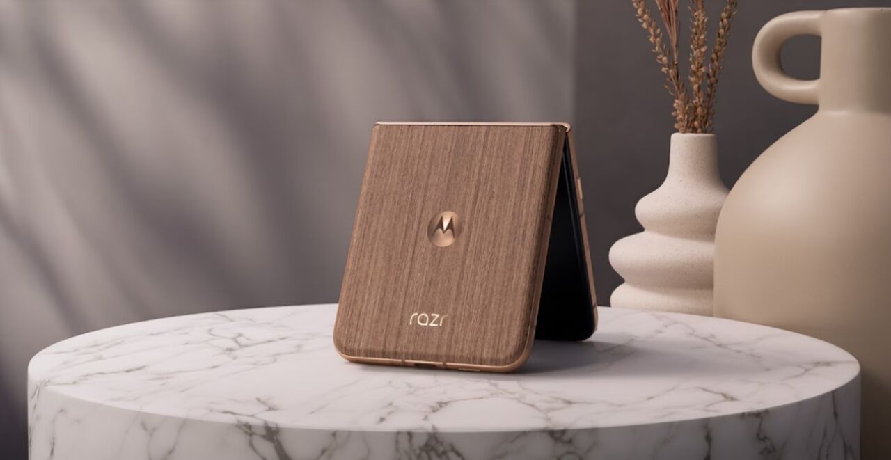 Motorola Razr: telemóvel dobrável avaliado após testes de potência.
