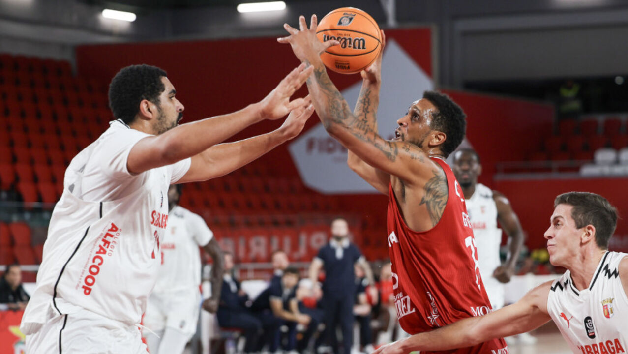Jogo de basquetebol entre Sp. Braga e Benfica na Taça de Portugal