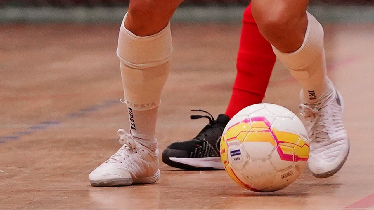 Jogo de futsal entre Leões Porto Salvo e Caxinas com bola no chão