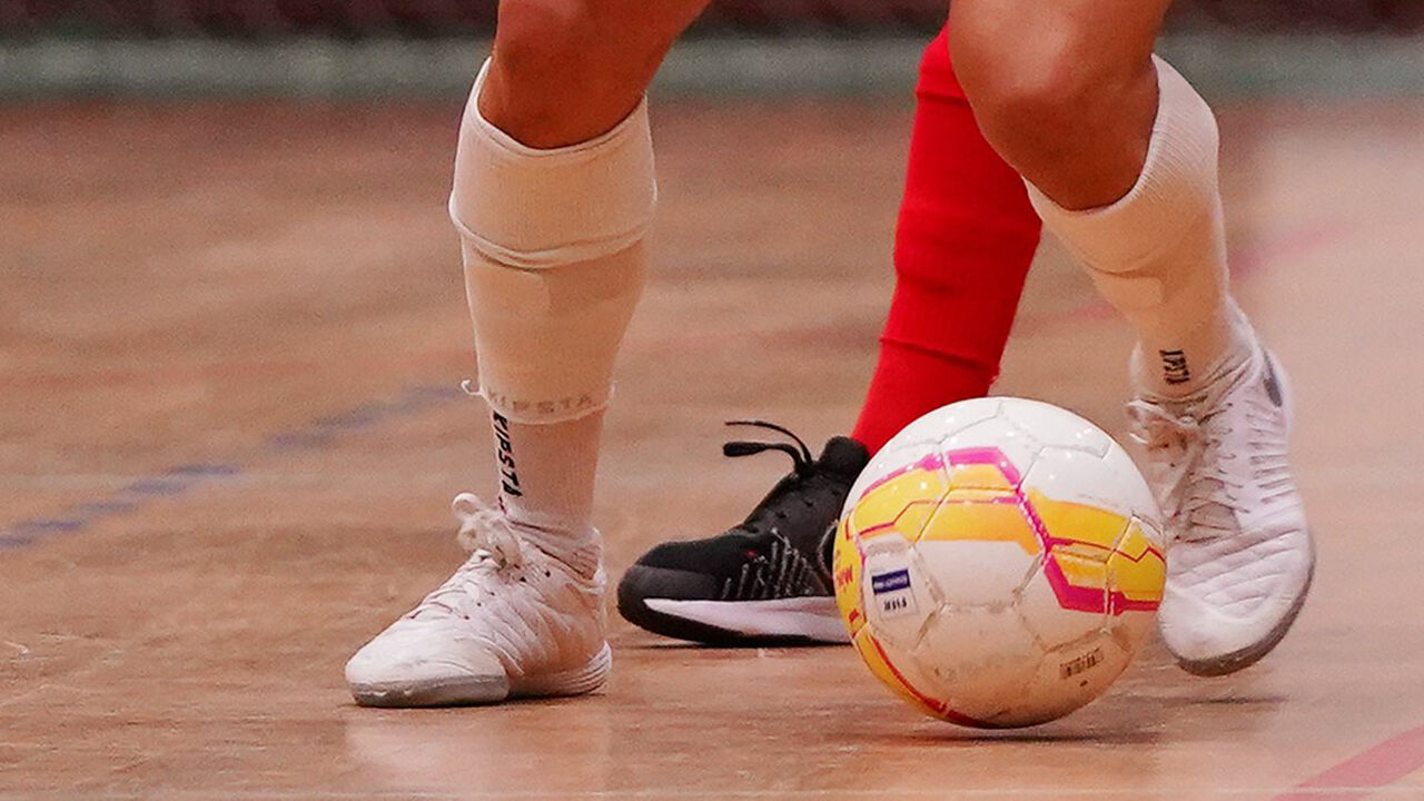 Jogo de futsal entre Leões Porto Salvo e Caxinas com bola no chão