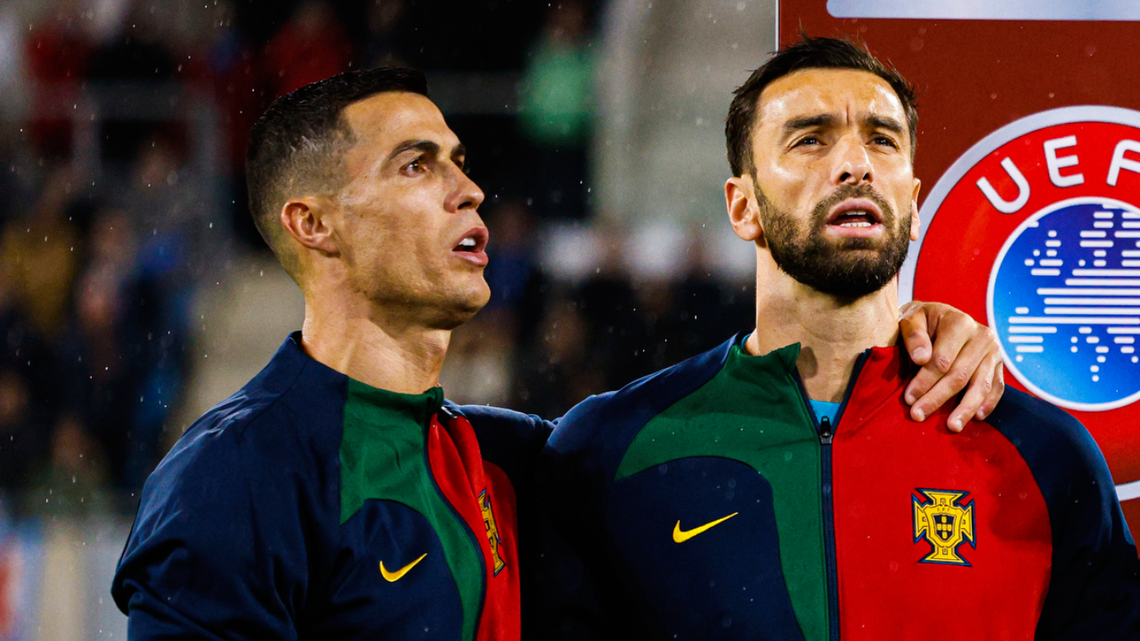 Cristiano Ronaldo canta o hino nacional com Rui Patrício