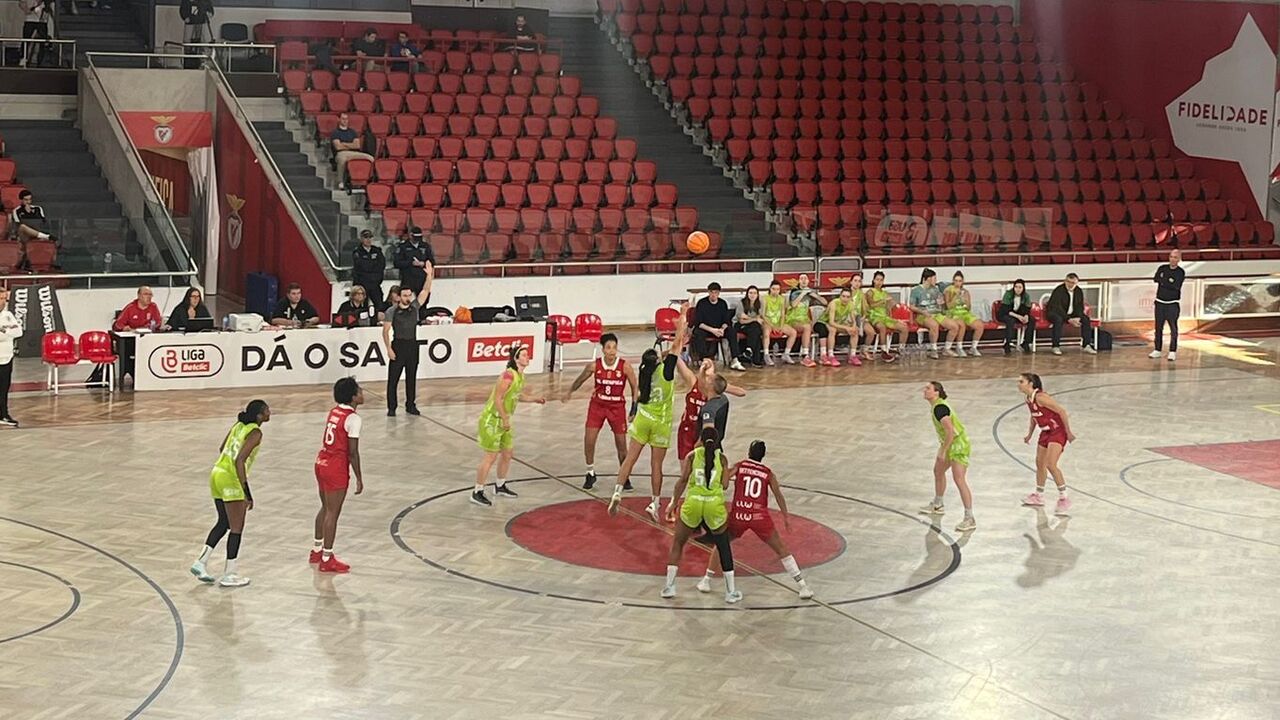 Jogo de basquetebol feminino no pavilhão do Benfica