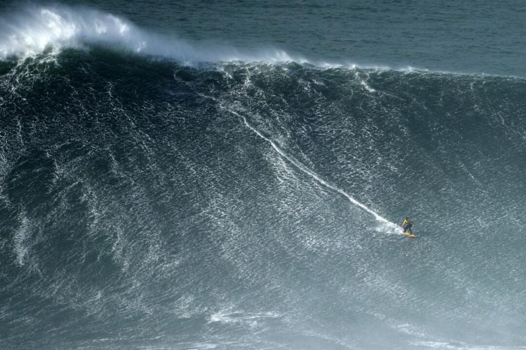Nazaré Challenge com ondas gigantes