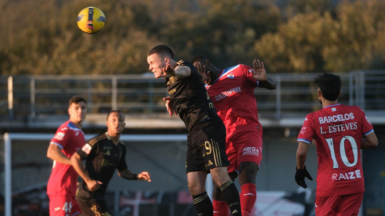 Livolant em disputa aérea com Konan