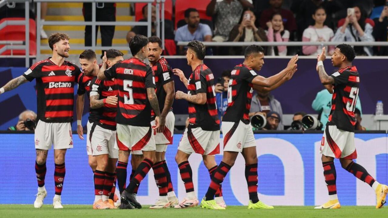 Jogadores do Flamengo celebram vitória contra o Pyramids e vaga na final contra o PSG