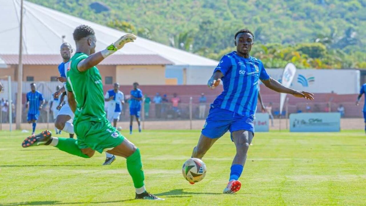 Futebolistas em jogo da Taça de Moçambique, no Songo