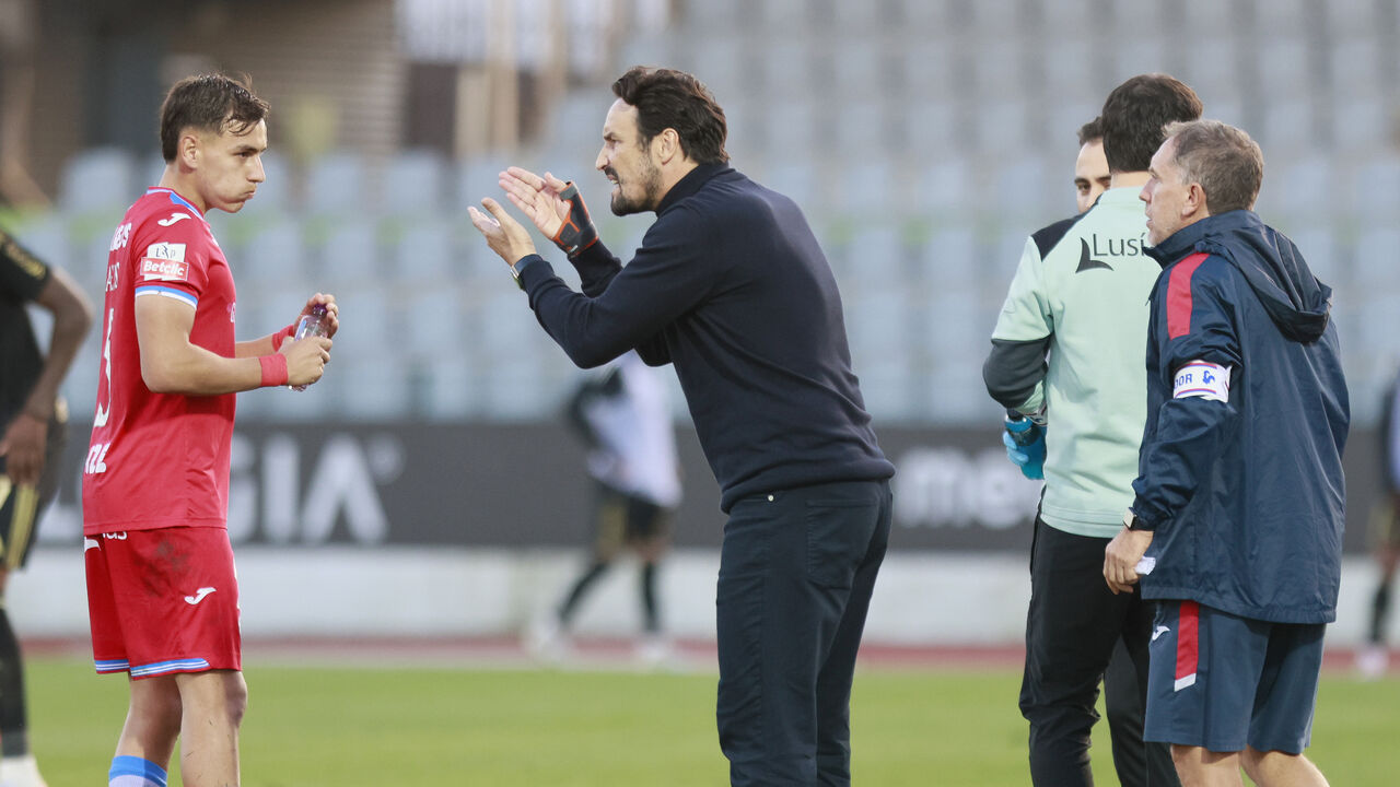 César Peixoto dá indicações ao jogador durante o Casa Pia-Gil Vicente