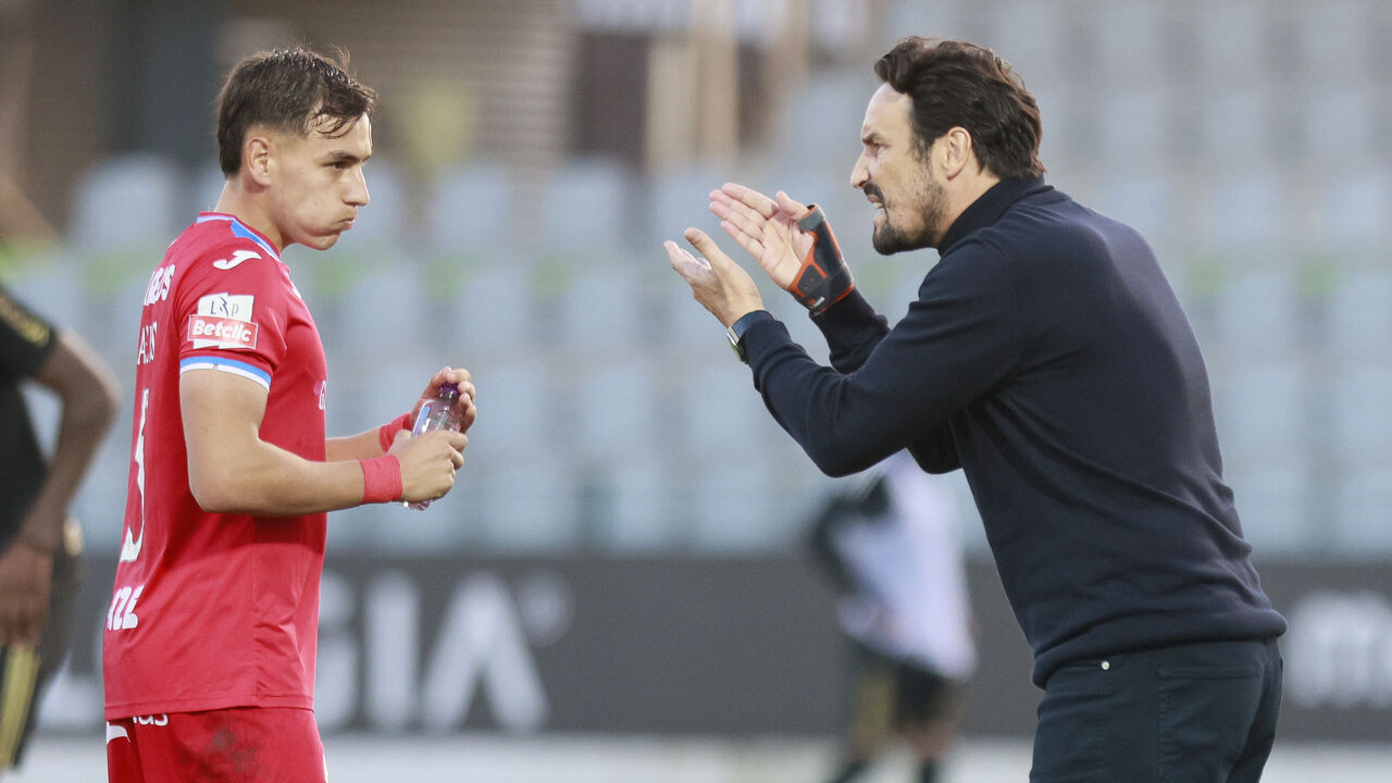 César Peixoto dá indicações ao jogador durante o Casa Pia-Gil Vicente
