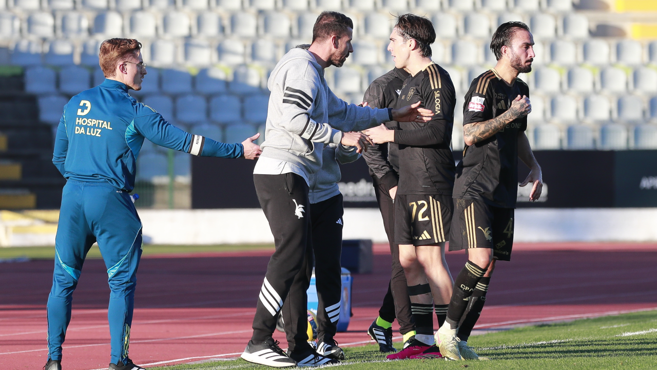 Gonçalo Brandão conversa com os jogadores do Casa Pia durante o jogo com o Gil Vicente