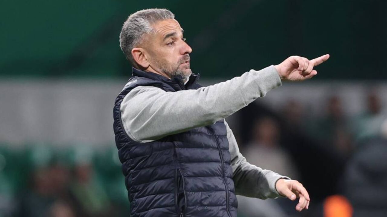 Rui Borges dá instruções aos jogadores do Sporting no duelo frente ao AVS