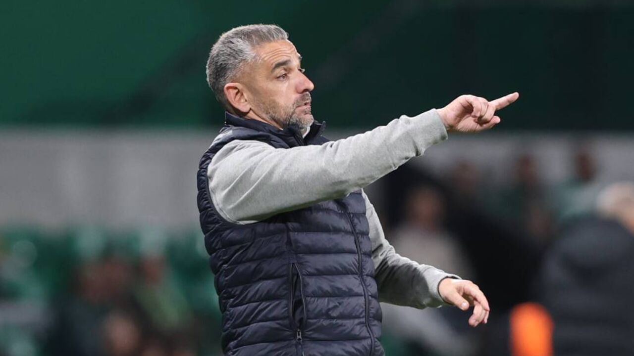 Rui Borges dá instruções aos jogadores do Sporting no duelo frente ao AVS
