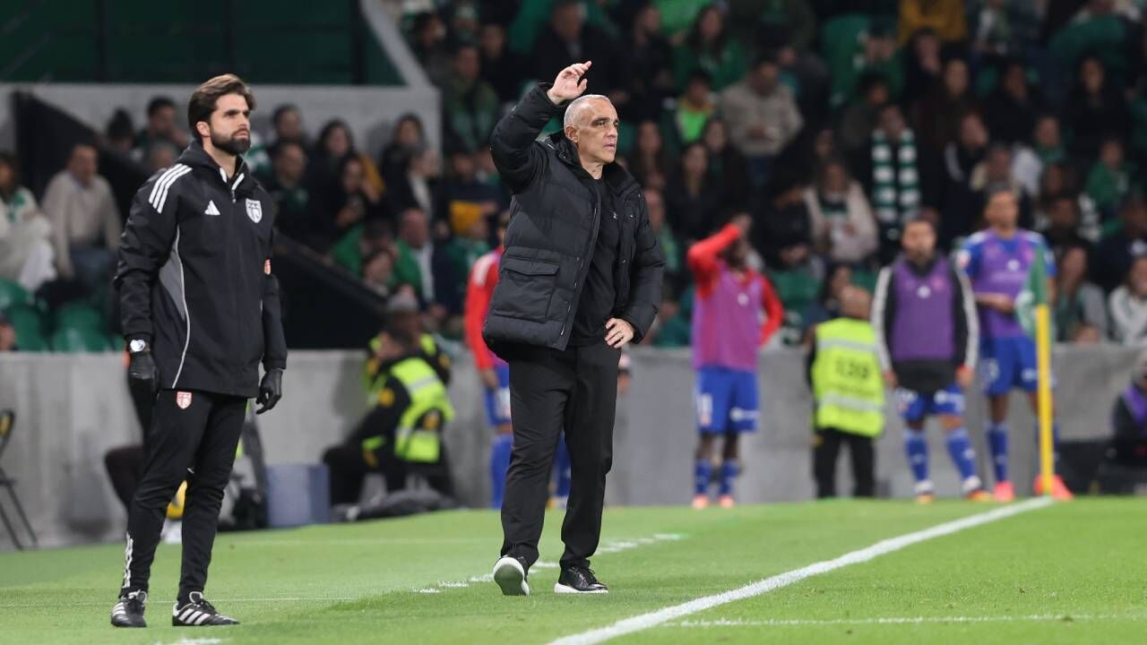 João Pedro Sousa dá instruções aos jogadores do AVS durante o jogo com o Sporting, em Alvalade