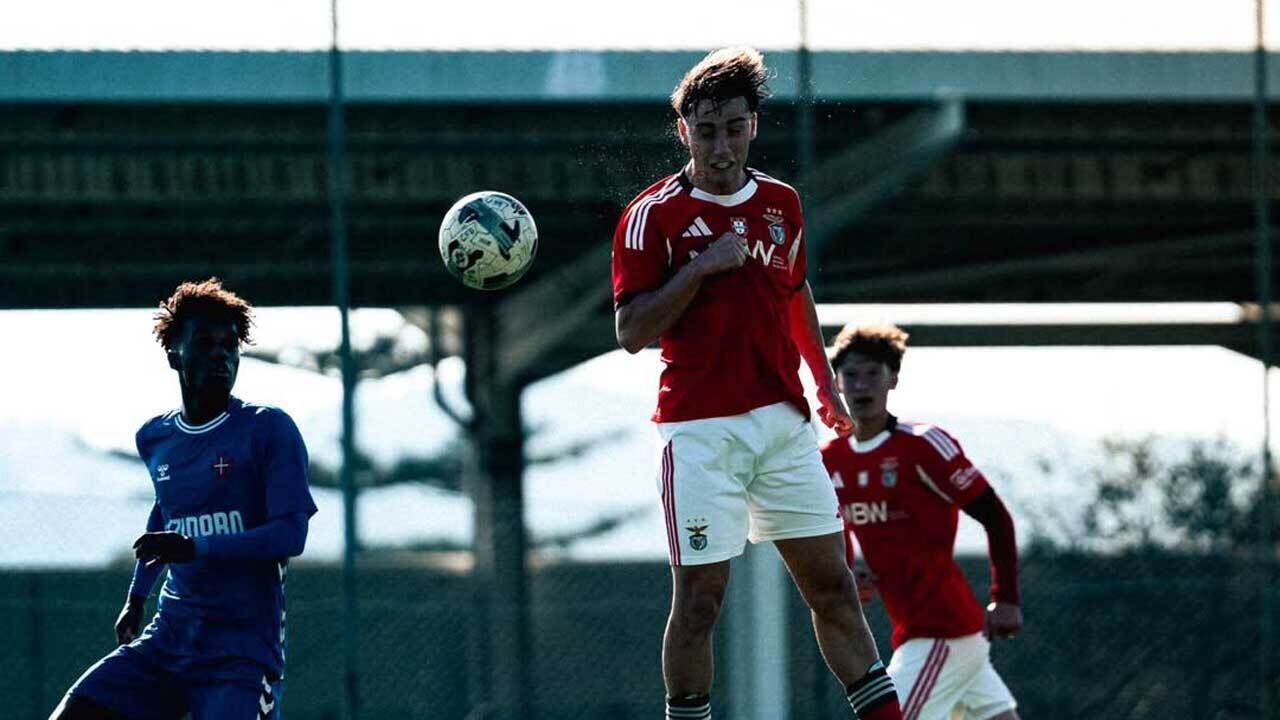 Tom&#xE1;s Soares bem tentou de cabe&#xE7;a... mas foi de pen&#xE1;lti que marcou