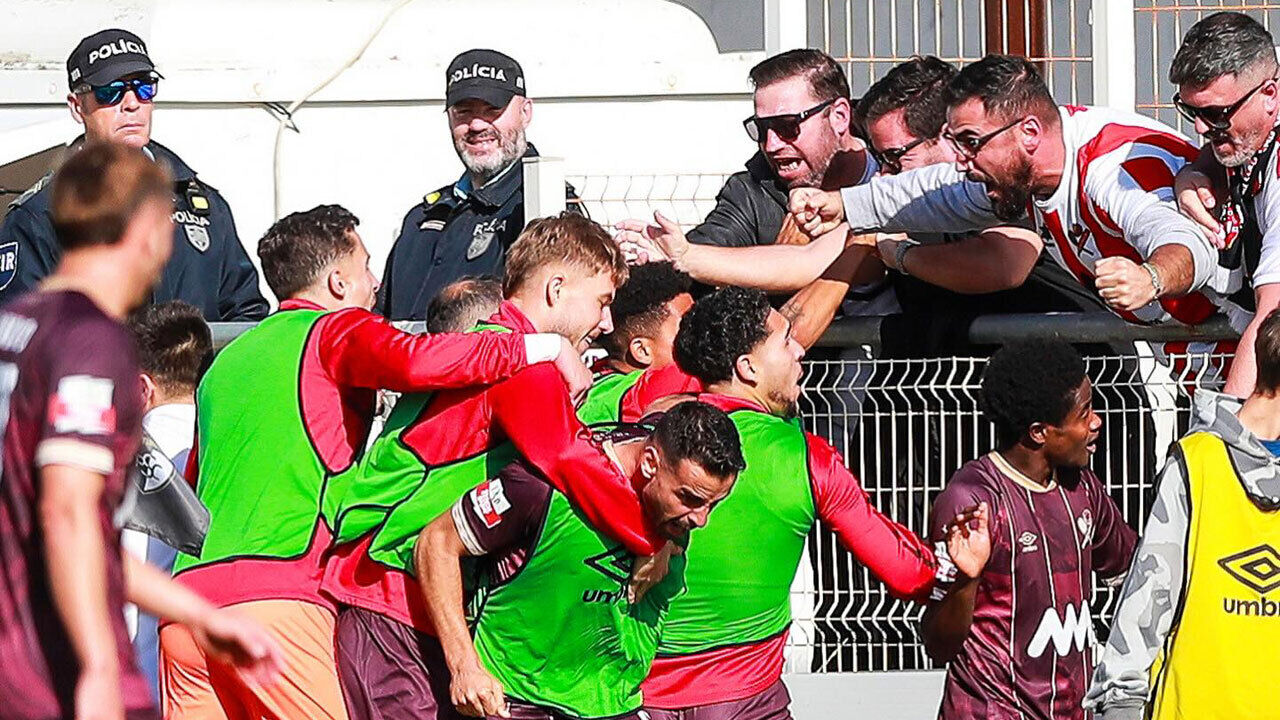 Jogadores do Leixões festejam com os adeptos