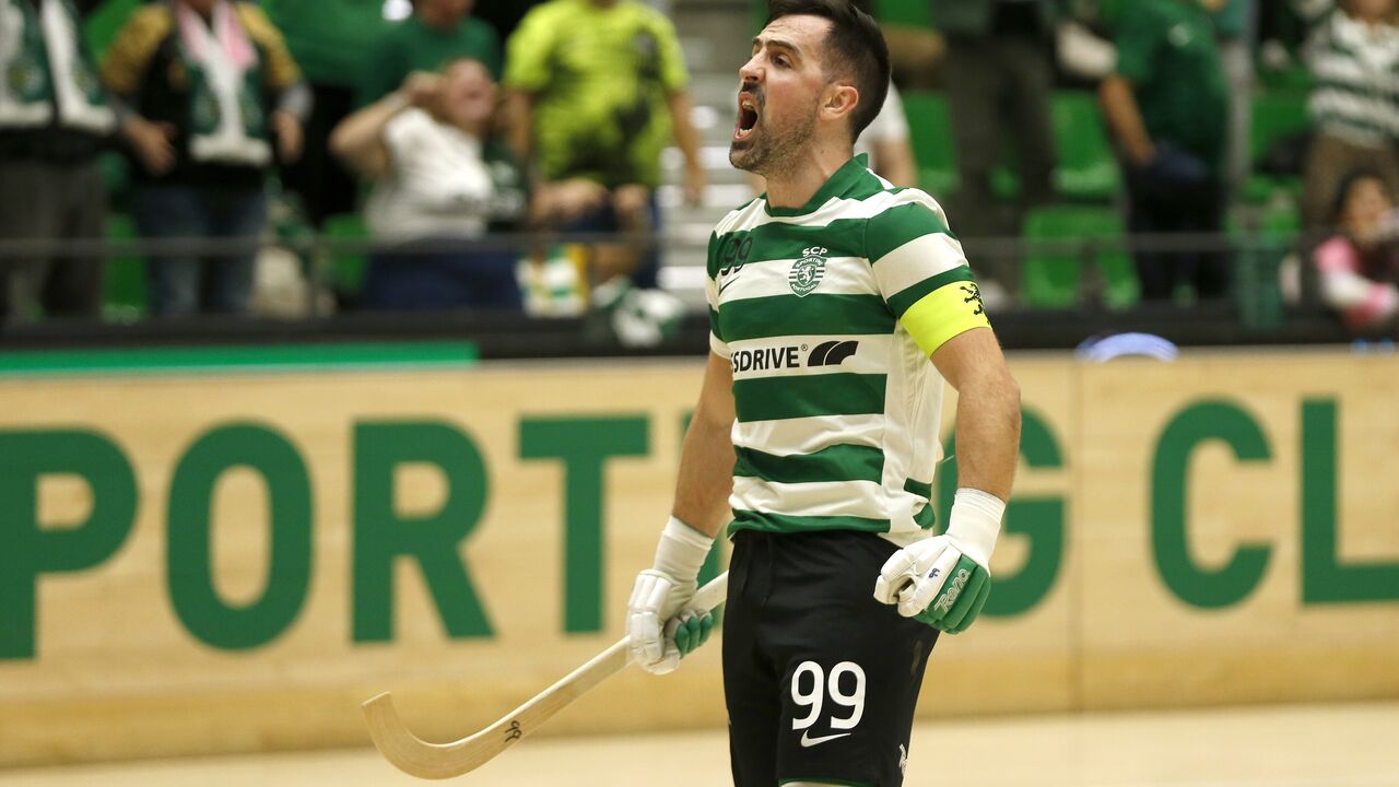 Jogador do Sporting CP festeja durante um jogo de hóquei em patins