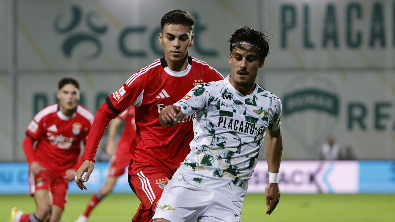 Jogador do Rio Ave disputa a bola com atleta do Benfica