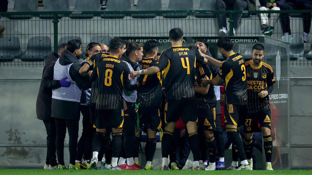 Jogadores do Lus. Lourosa fazem a festa durante o jogo com o P. Ferreira