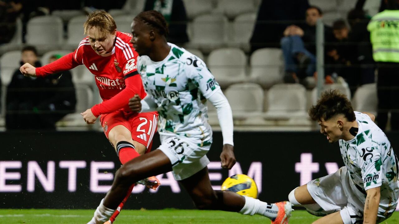 Moreirense e Benfica disputam a posse de bola no jogo