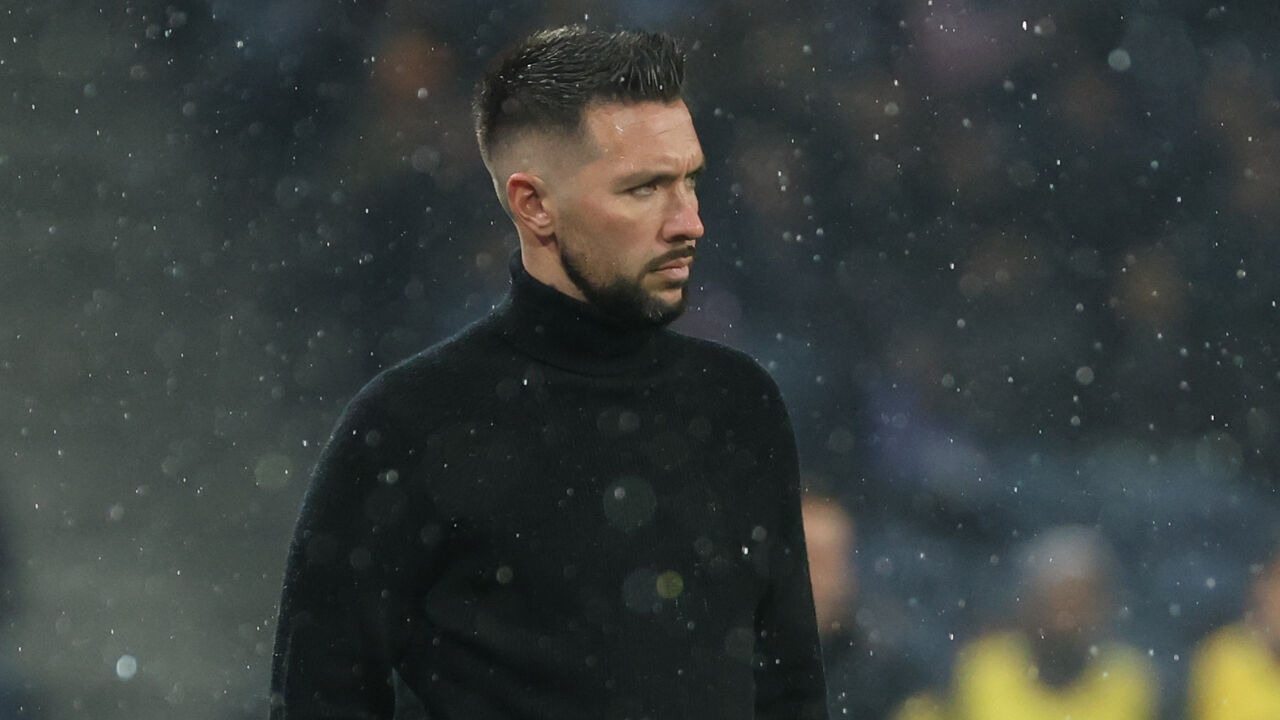 Francesco Farioli reage no banco de suplentes do FC Porto durante o jogo com o E. Amadora