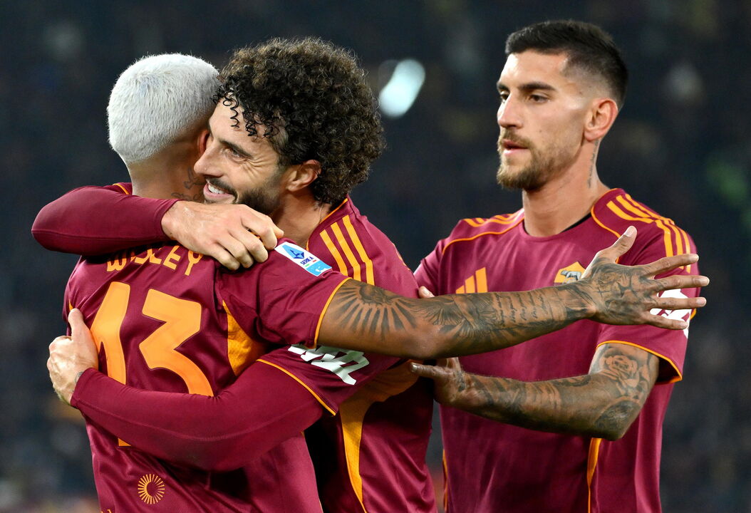 Jogadores da Roma festejam golo frente ao Como