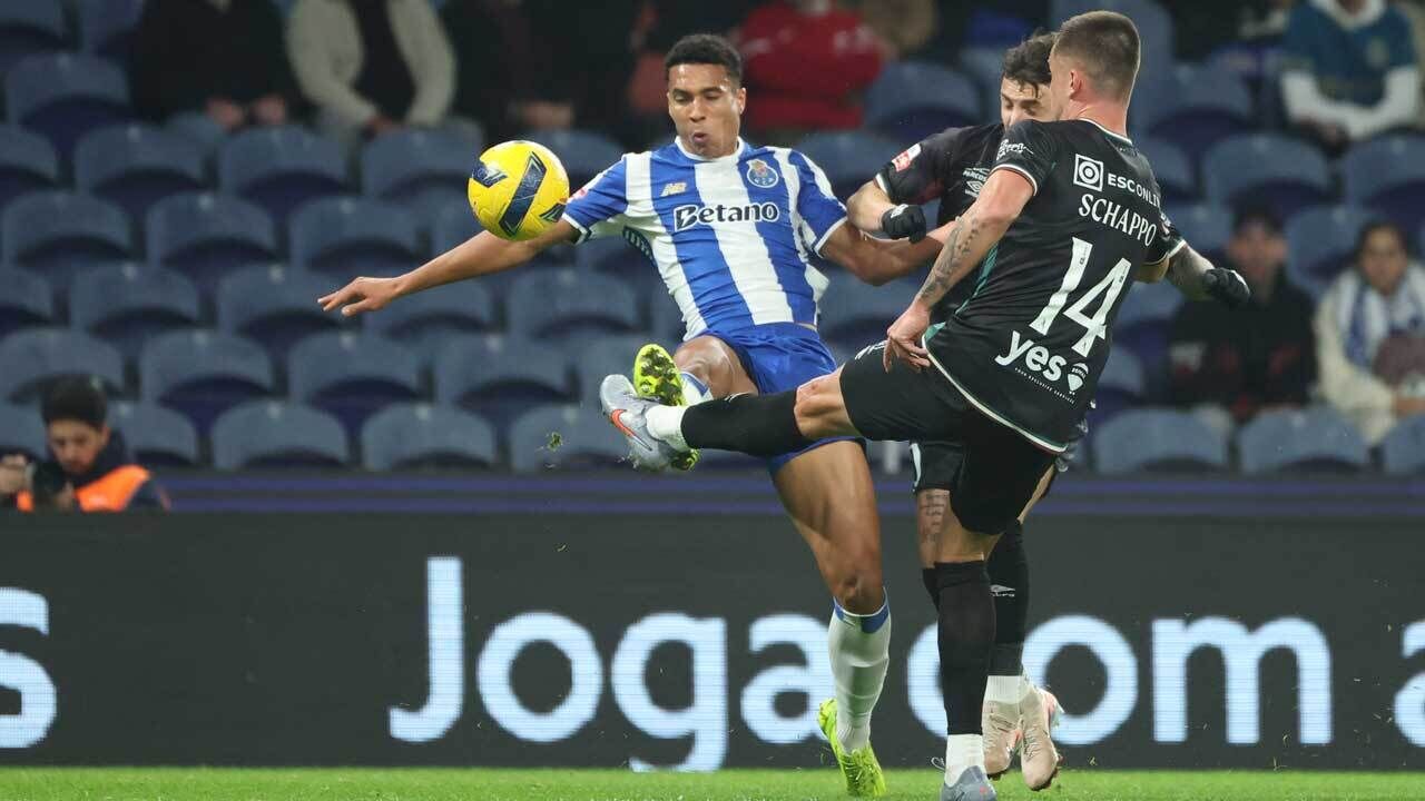 Alberto Costa ganhou o penálti do 1-0
