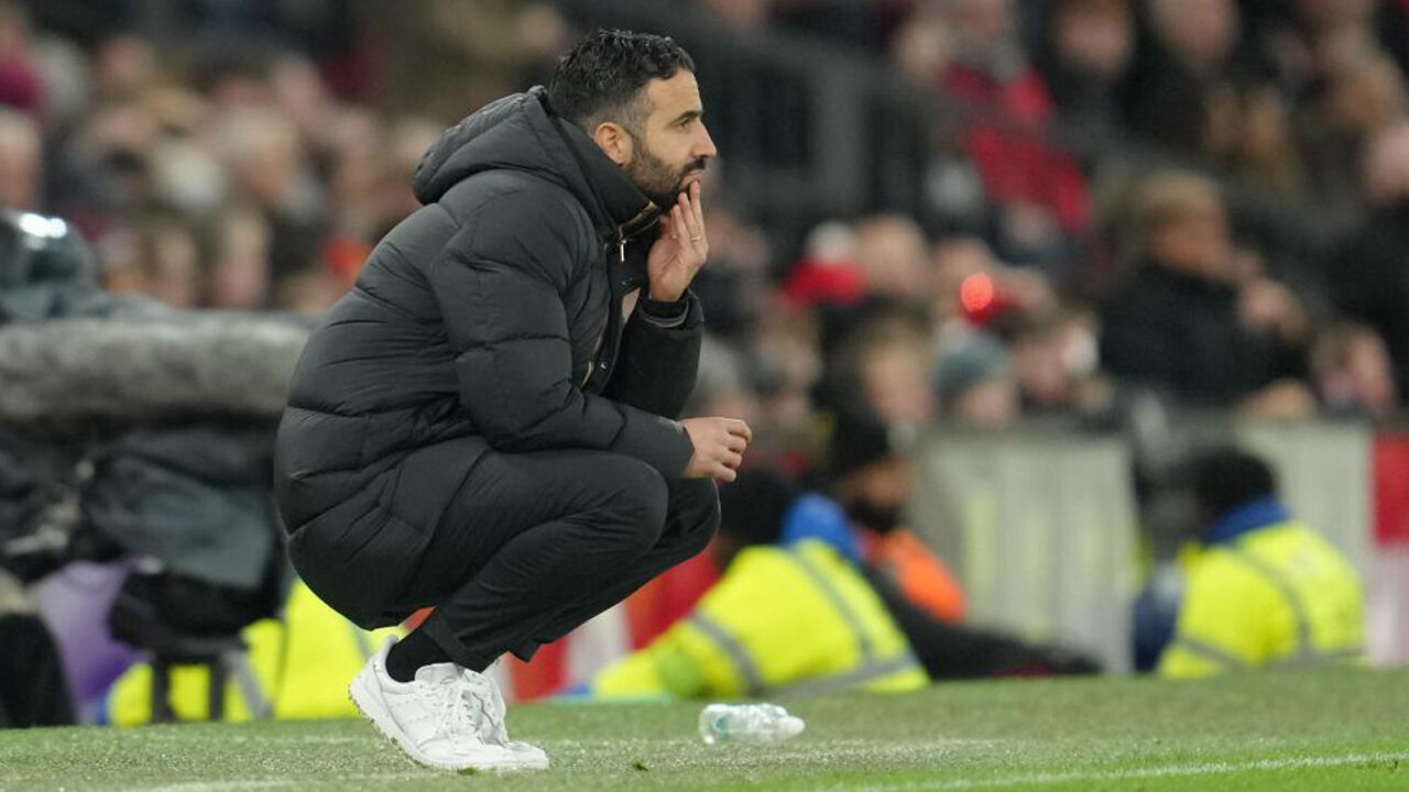 Ruben Amorim reage no banco do Man. United durante o jogo com o Bournemouth