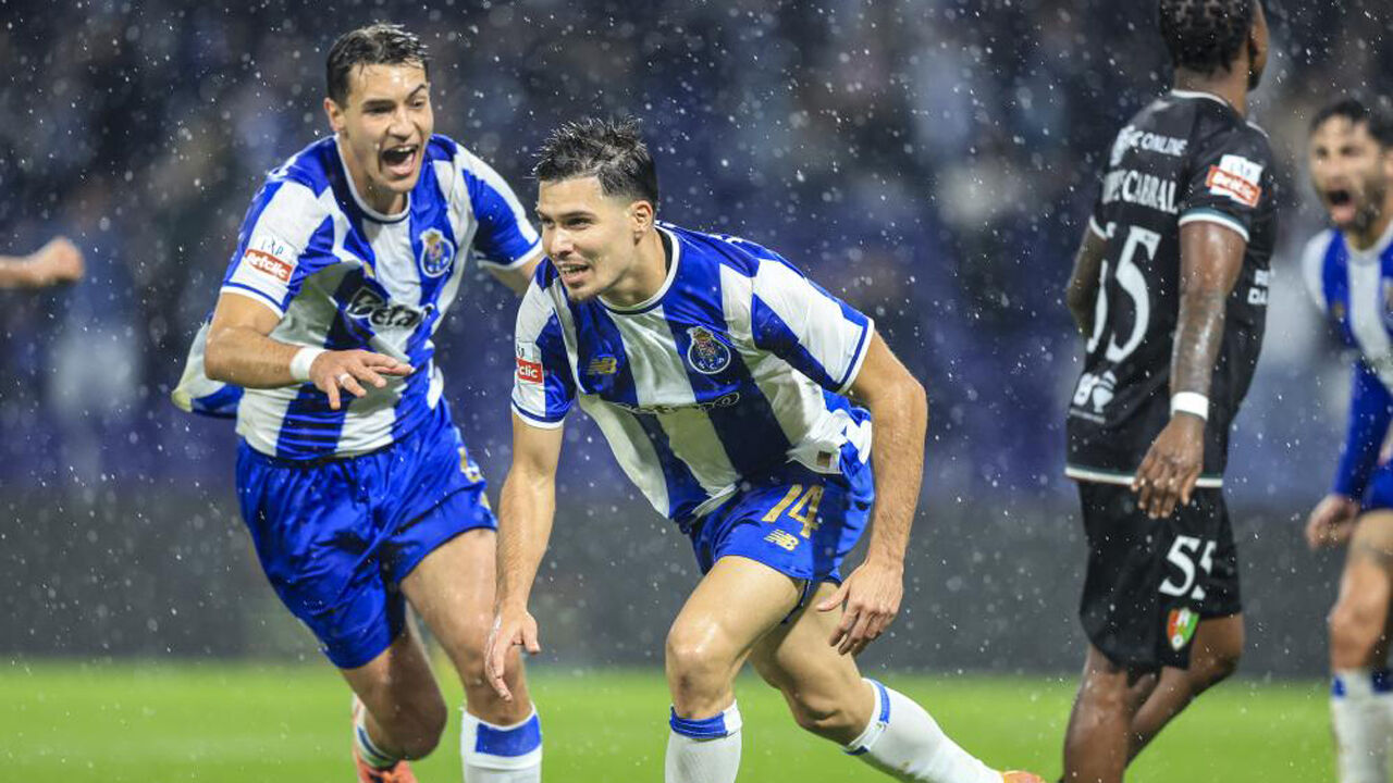 Jogadores do FC Porto festejam frente ao E. Amadora