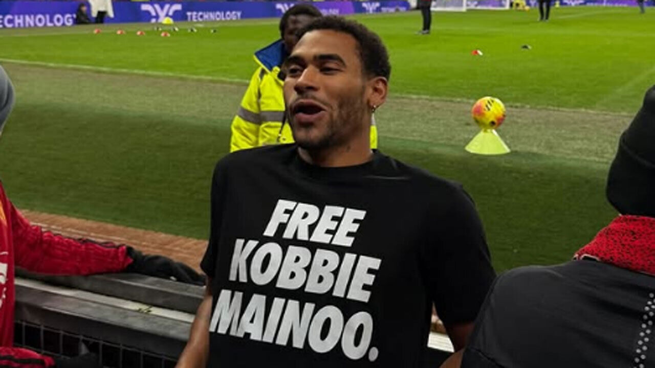 Irmão mais velho de Kobbie Mainoo utiliza camisola com frase curiosa durante o Manchester United-Bournemouth