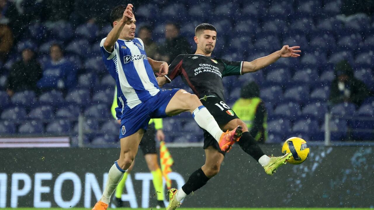 Jogo no Estádio do Dragão com adeptos do E. Amadora e atuação da PSP