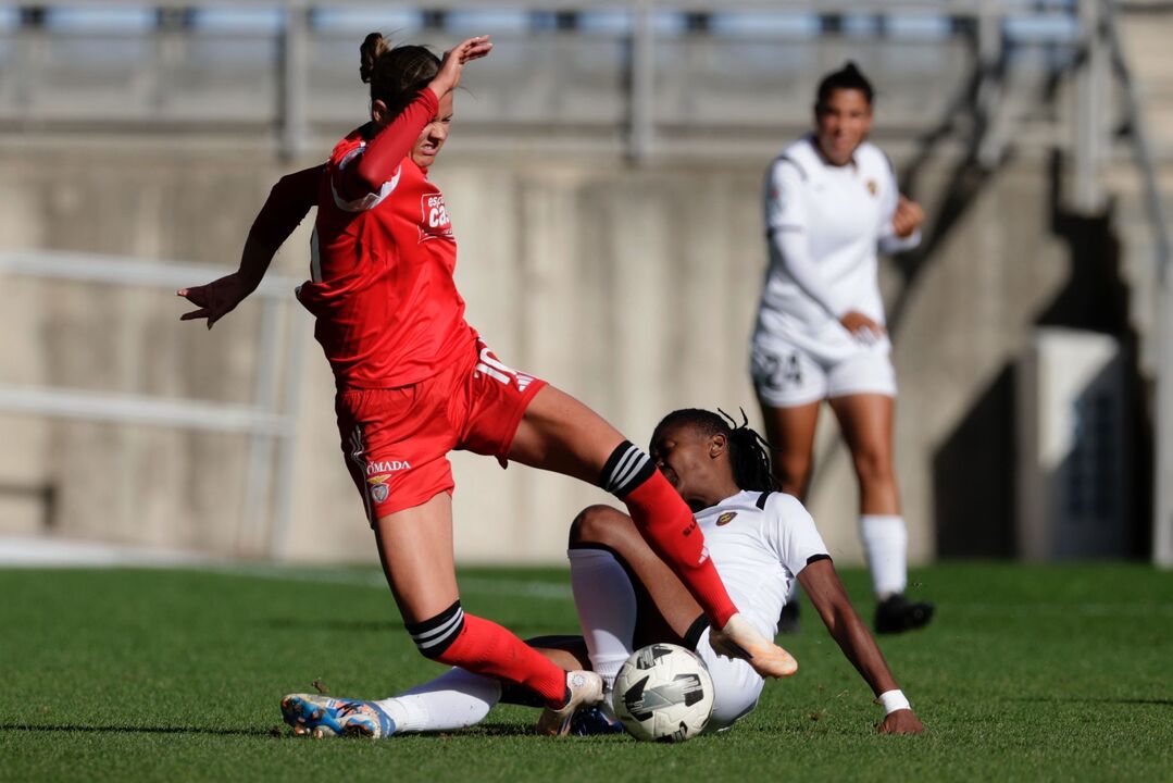 Caroline Moller, do Benfica, sofre falta de Faith Nokuthula, do Damaiense