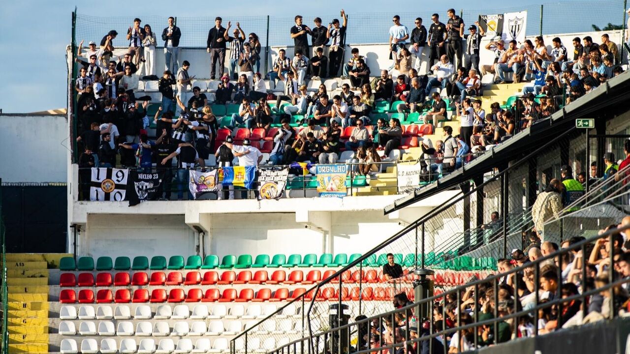 Adeptos assistem a jogo no estádio do Nacional da Madeira