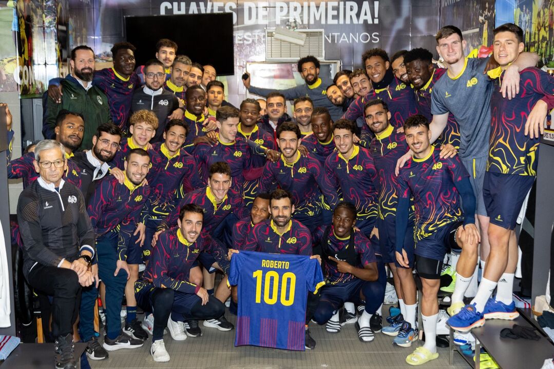 Roberto com a camisola alusiva aos 100 golos