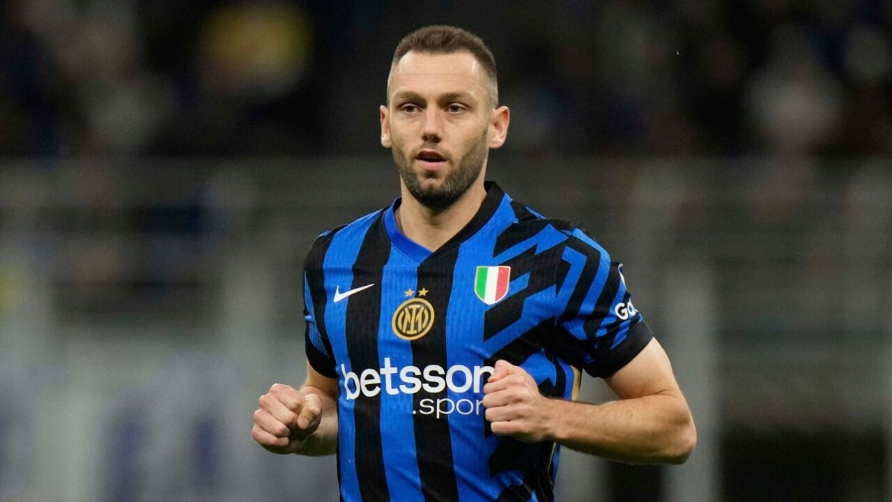 Stefan de Vrij, central holandês, é associado ao Benfica para reforçar a equipa