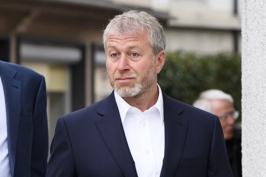 Retrato de Roman Abramovich com fato escuro e camisa branca