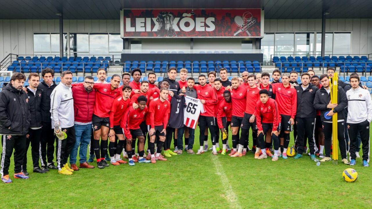 Plantel do Leixões unido na despedida de Paulinho Alves