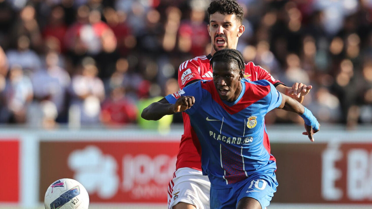Chiquinho com Tomás Araújo no Alverca-Benfica
