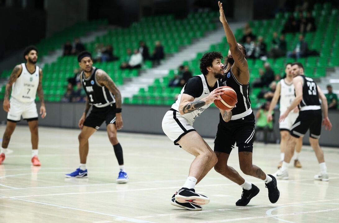 Basquetebolistas disputam a bola em jogo da FIBA Europe Cup entre Sporting e PAOK