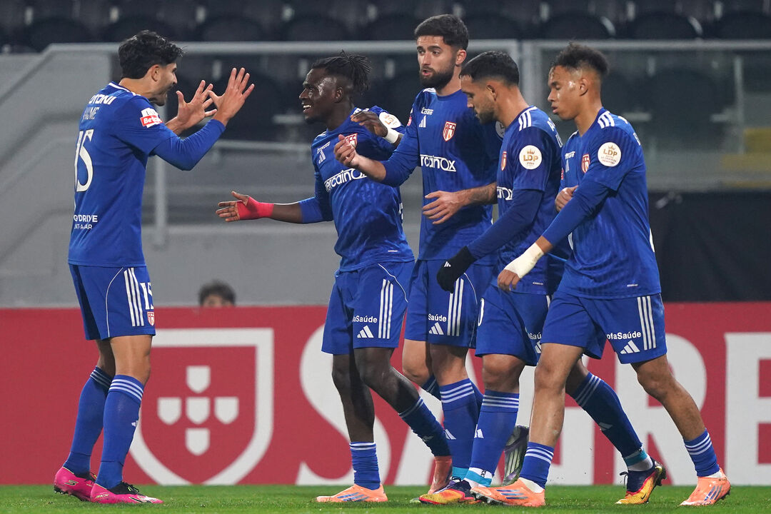 Jogadores do AVS festejam golo marcado ao V. Guimarães