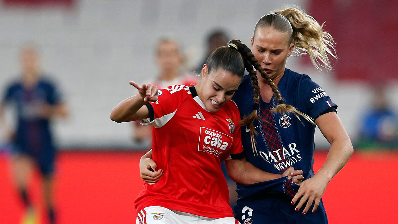 Jogadoras do Benfica e PSG disputam a posse de bola em jogo da Liga dos Campeões